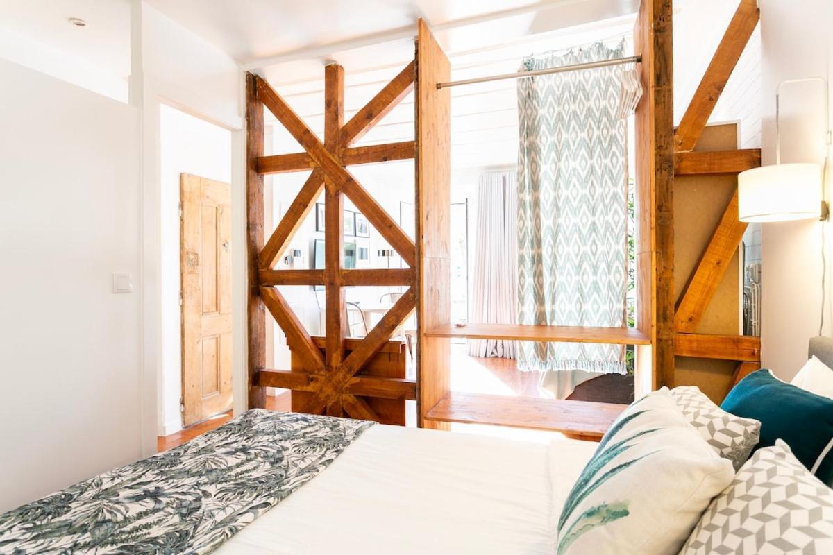 Charming Balcony Flat With Air Conditioner! *